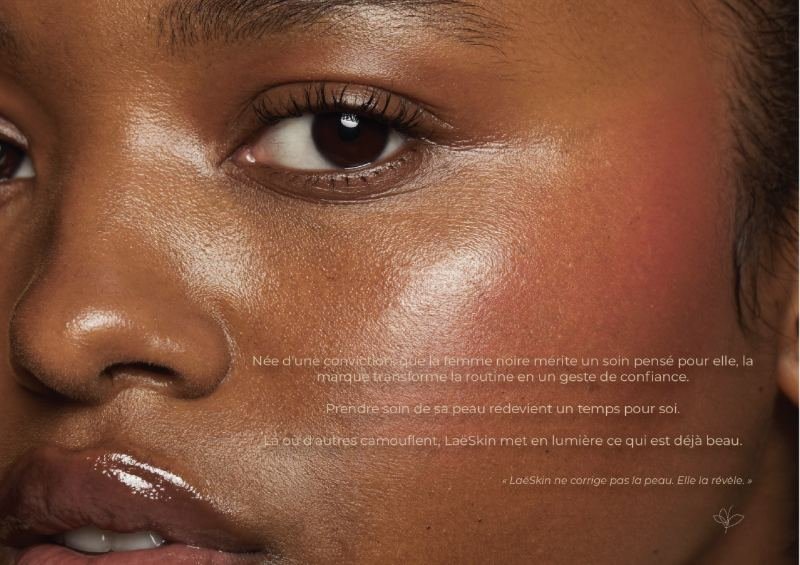 Visuel de post Laëskin : gros plan d'un visage à la peau lumineuse, accompagné d'un texte