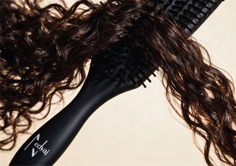 Brosse Nedyaj noire avec des mèches de cheveux bouclés