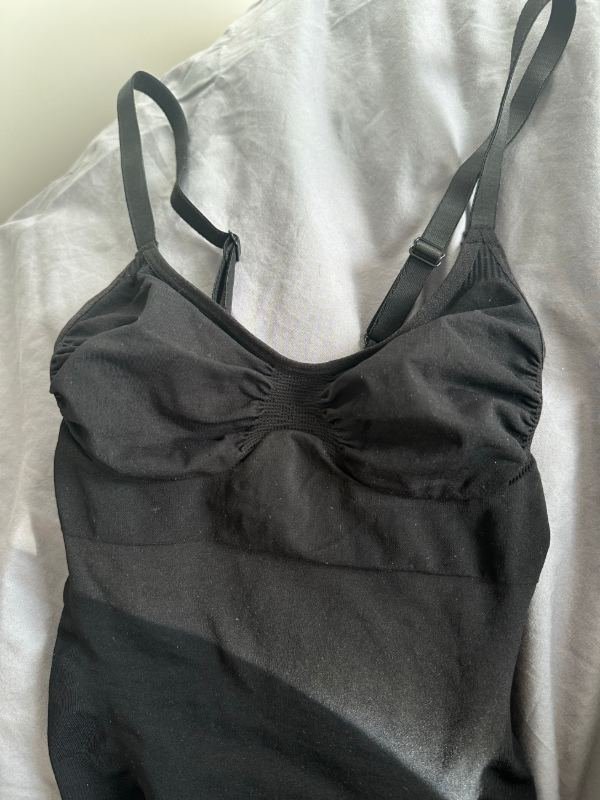 Avant : photo du body sculptant noir posé sur un drap